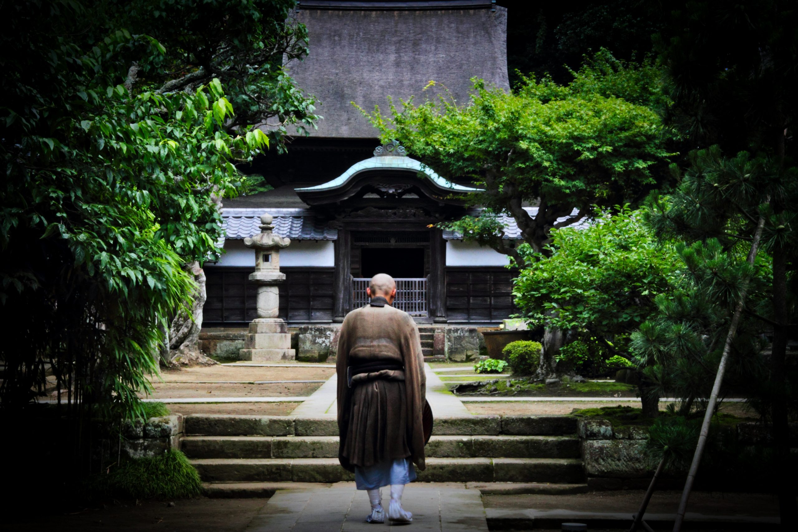 Das Bild zeigt einen Mönch auf dem Weg zu einem Tempel um zu beten.